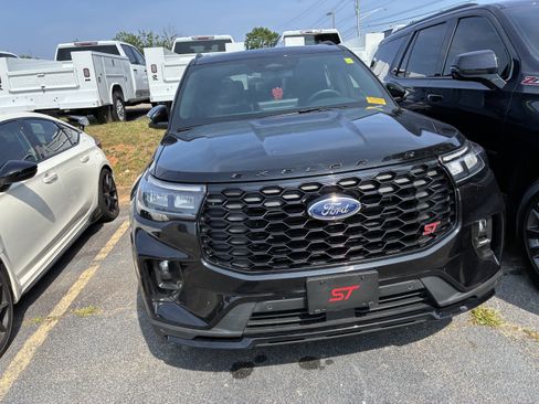 Used 2025 Ford Explorer ST AWD/4WD image 2