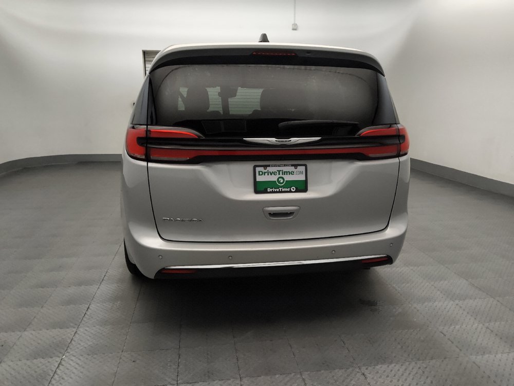 Used 2024 Chrysler Pacifica Touring-L FWD image 6