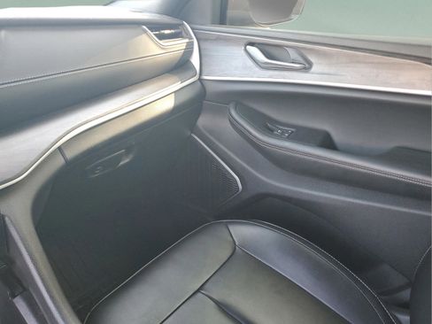 Used 2024 Jeep Grand Cherokee Limited w/ Black Appearance Package image 24