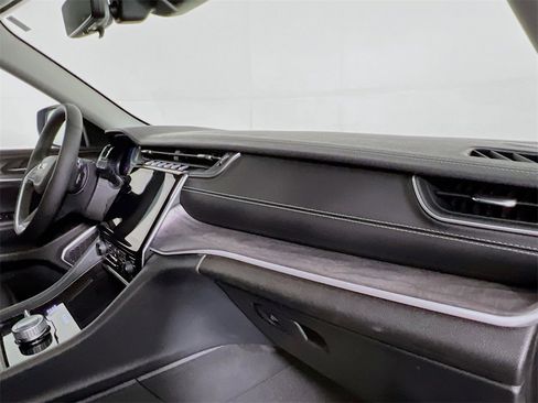 Used 2023 Jeep Grand Cherokee Limited w/ Luxury Tech Group II image 31