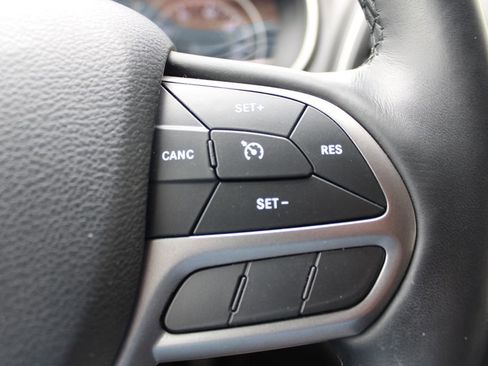 Used 2019 Jeep Cherokee Latitude Plus w/ Comfort/Convenience Group AWD/4WD image 20