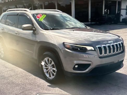 Used 2019 Jeep Cherokee Latitude Plus w/ Comfort/Convenience Group AWD/4WD image 6
