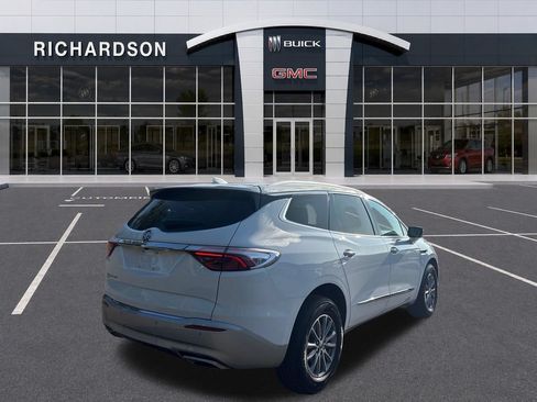 Used 2024 Buick Enclave Essence AWD/4WD image 5