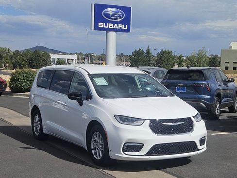 Used 2024 Chrysler Pacifica Touring-L FWD image 1