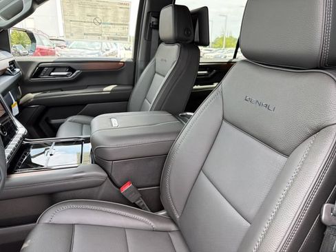 New 2026 GMC Yukon Denali w/ Denali Reserve Package AWD/4WD image 17