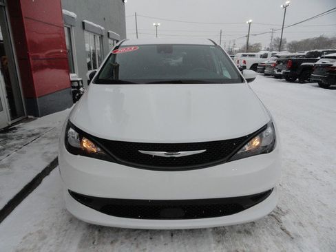 Used 2023 Chrysler Voyager LX image 7