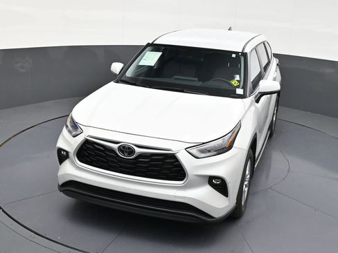 Used 2025 Toyota Highlander LE image 19