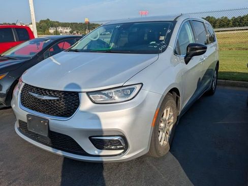Used 2024 Chrysler Pacifica Touring-L FWD image 3