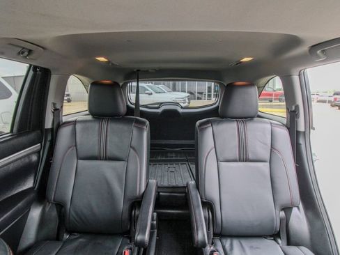 Used 2019 Toyota Highlander SE w/ Nightshade Edition AWD/4WD image 13