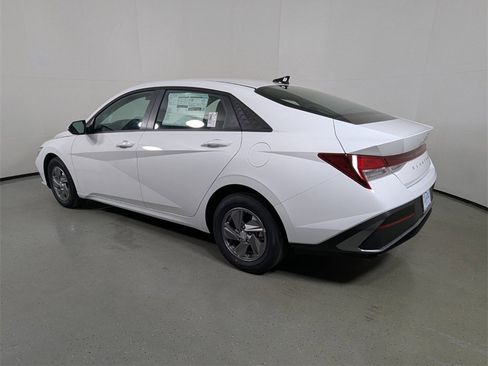 New 2025 Hyundai Elantra SE image 5