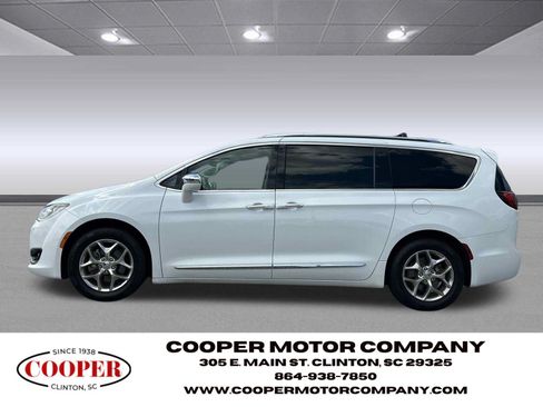 Used 2017 Chrysler Pacifica Limited w/ UConnect Theater Package FWD image 2