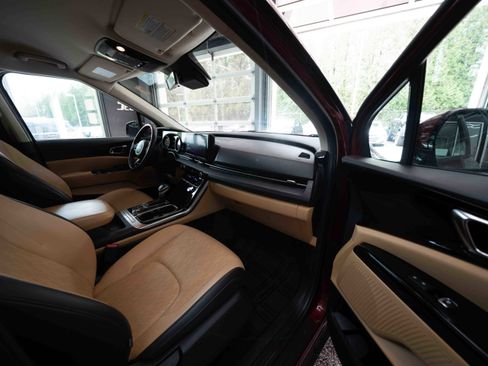 Used 2022 Kia Carnival EX FWD image 26