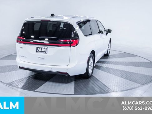 Used 2024 Chrysler Pacifica Touring-L image 9