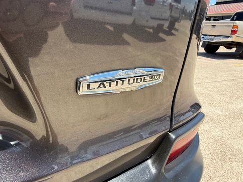 Used 2021 Jeep Cherokee Latitude Lux w/ Sun & Sound Group FWD image 9