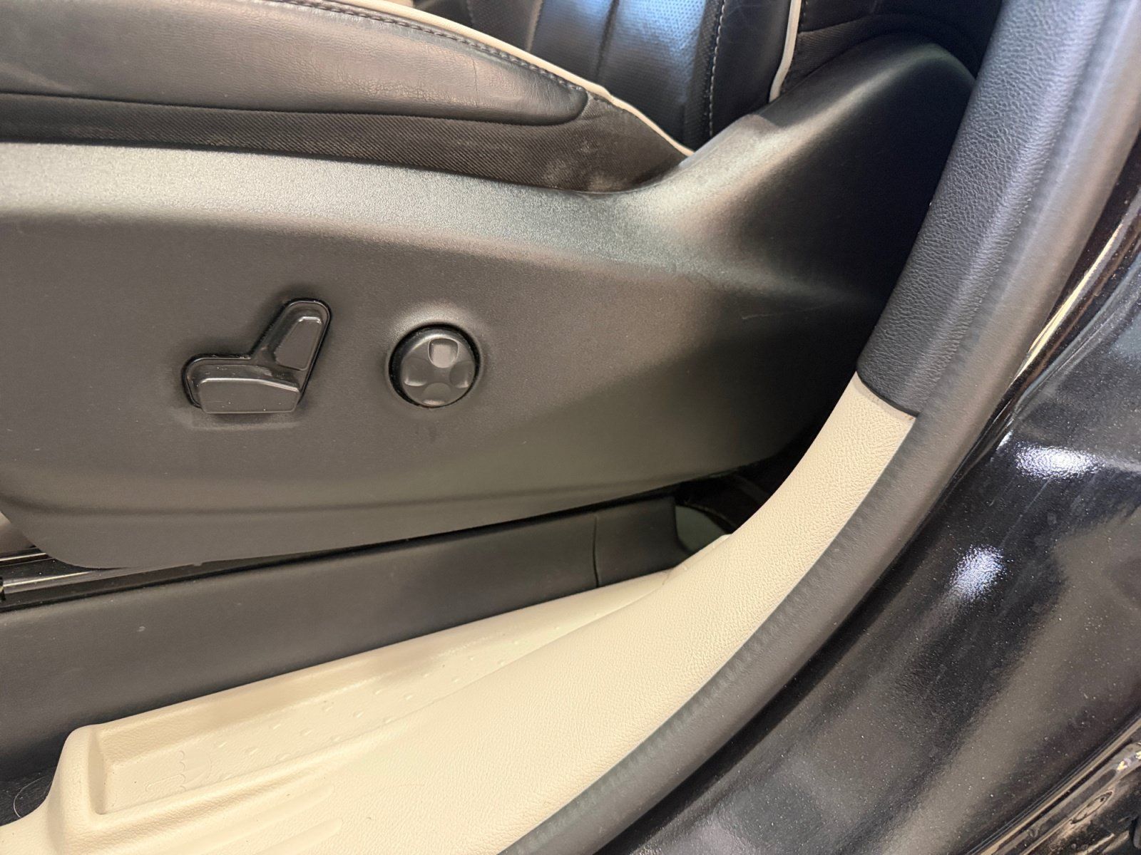 Used 2023 Chrysler Pacifica Limited FWD image 14