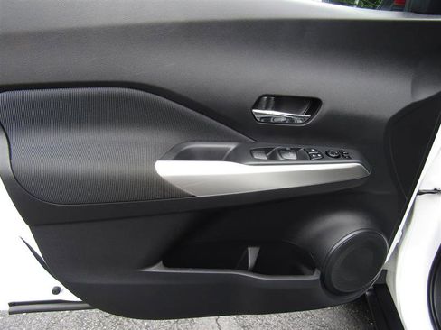 Used 2019 Nissan Kicks SV image 9