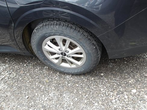 Used 2023 Kia Carnival LX FWD image 3