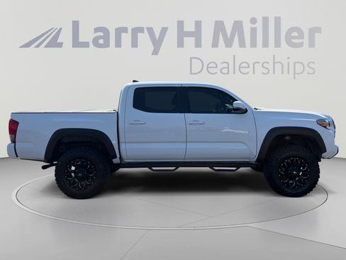 Used 2017 Toyota Tacoma TRD Off-Road w/ Premium & Technology Package AWD/4WD image 6