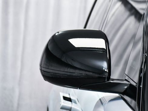 Used 2025 Land Rover Range Rover SE image 82