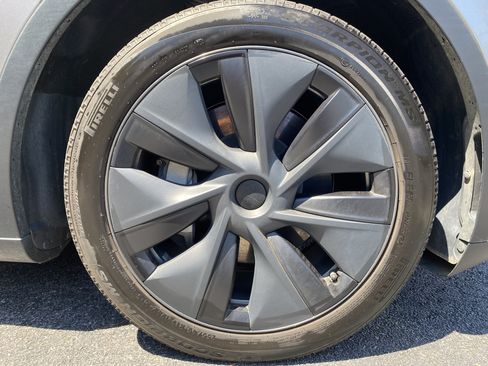 Used 2024 Tesla Model Y Long Range AWD/4WD image 35