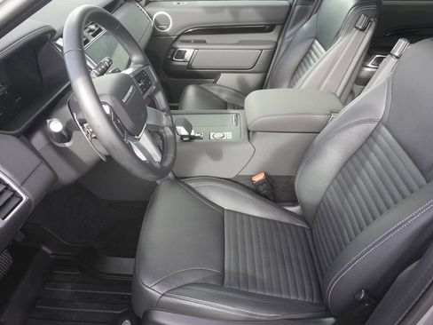 Used 2025 Land Rover Discovery S image 19