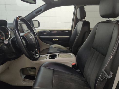 Used 2019 Dodge Grand Caravan SXT FWD image 17