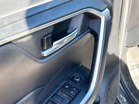 Used 2023 Toyota RAV4 SE image 17