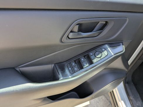 Used 2024 Nissan Rogue S image 8