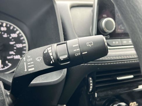 Used 2022 Nissan Rogue SV image 25