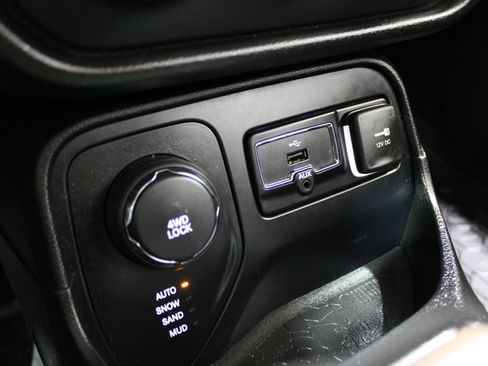 Used 2016 Jeep Renegade Latitude w/ Cold Weather Group image 19