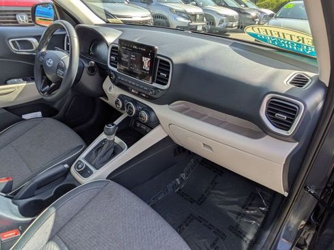 Certified 2025 Hyundai Venue Limited FWD image 30