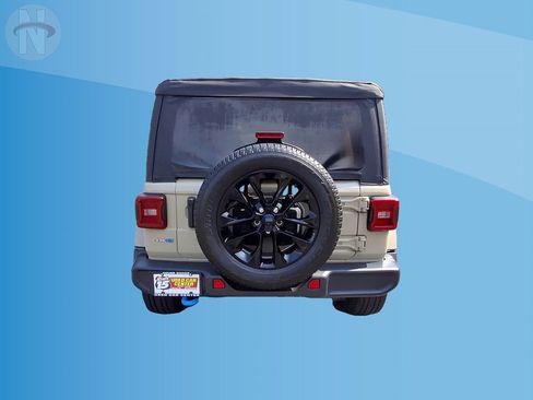 Used 2022 Jeep Wrangler Unlimited Sahara AWD/4WD image 7
