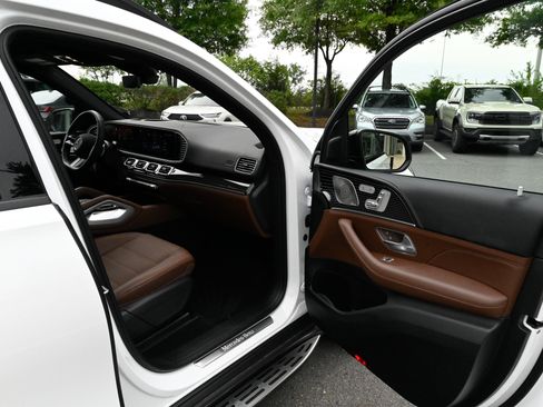 Used 2025 Mercedes-Benz GLS 580 4MATIC image 55
