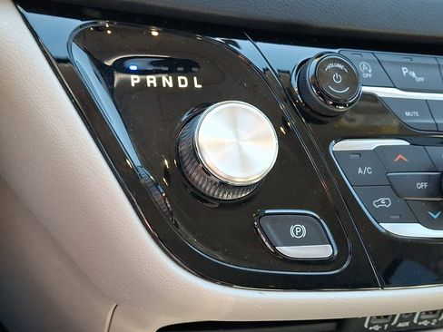 Used 2023 Chrysler Pacifica Touring-L image 18