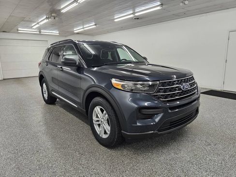 Used 2023 Ford Explorer XLT AWD/4WD image 3