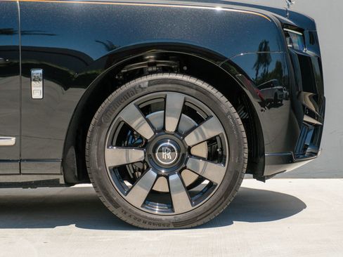 Used 2025 Rolls-Royce Cullinan image 35