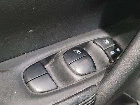 Used 2018 Nissan Rogue SV AWD/4WD image 27