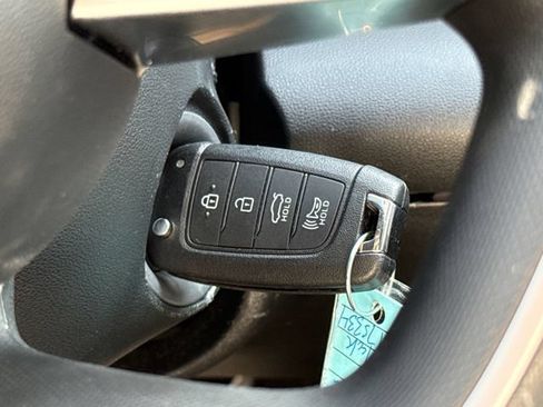 Used 2026 Hyundai Elantra SE FWD image 23
