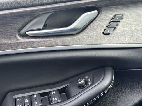 Used 2023 Jeep Grand Cherokee Limited image 25