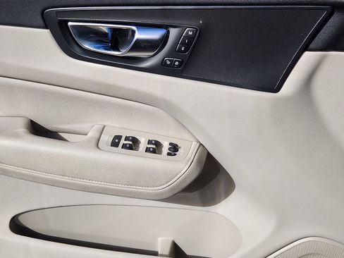 Used 2022 Volvo XC60 B5 Momentum image 12