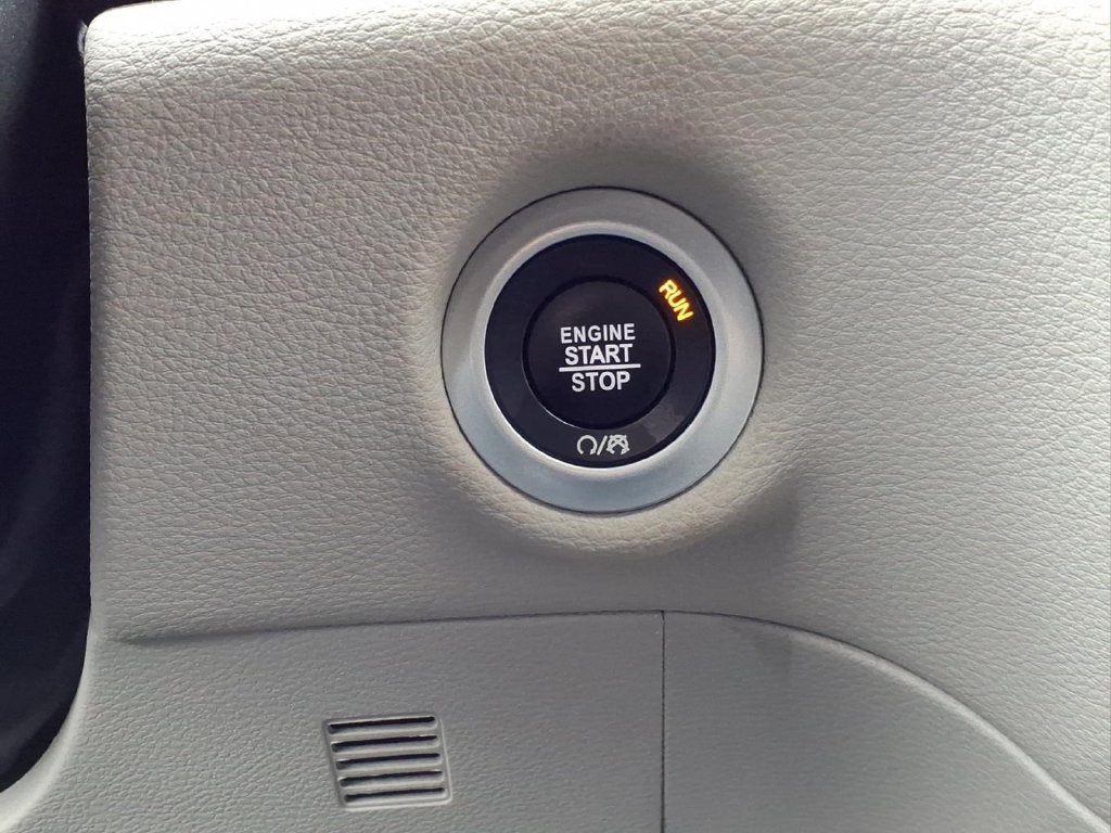 Used 2024 Chrysler Pacifica Limited FWD image 9
