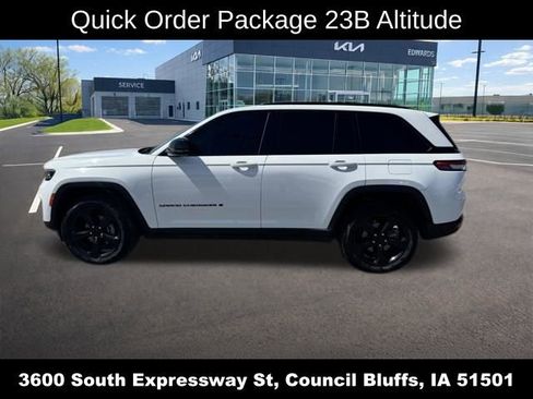 Used 2023 Jeep Grand Cherokee Altitude AWD/4WD image 8