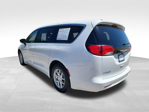 Used 2023 Chrysler Voyager LX FWD image 7