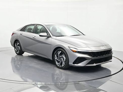 Used 2025 Hyundai Elantra Limited FWD image 3