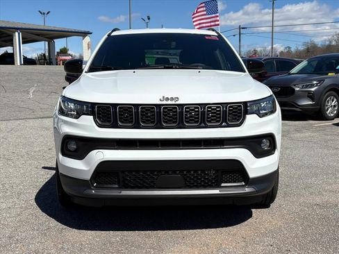 Used 2026 Jeep Compass Latitude image 2