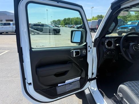 New 2026 Jeep Gladiator Sport AWD/4WD image 13