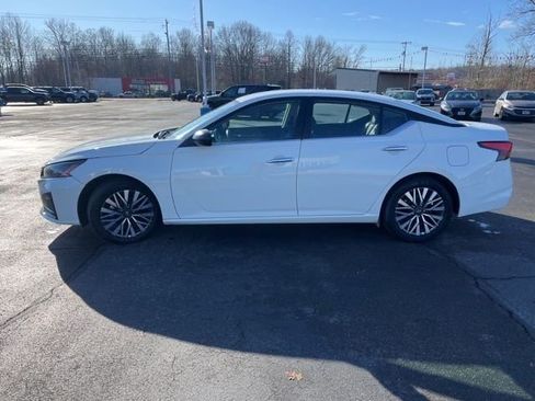 Used 2025 Nissan Altima 2.5 SV FWD image 4