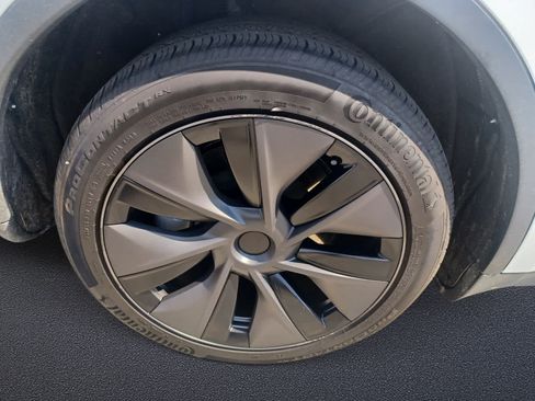 Used 2025 Tesla Model Y Long Range AWD/4WD image 17