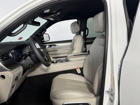 Used 2025 Jeep Wagoneer 4WD image 23