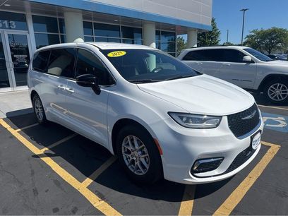 Used 2025 Chrysler Pacifica Select